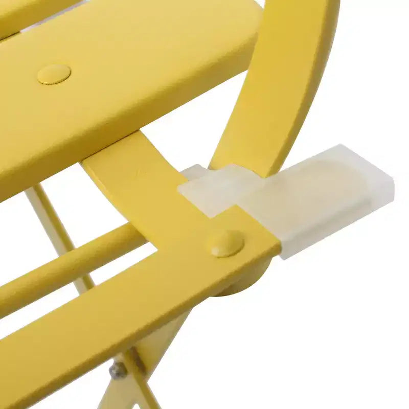 1 ensemble de 3 pièces en métal comprenant des chaises et tables de bistrot de terrasse ou balcon, de couleur jaune.