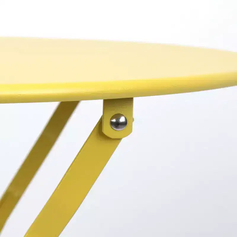 1 ensemble de 3 pièces en métal comprenant des chaises et tables de bistrot de terrasse ou balcon, de couleur jaune.