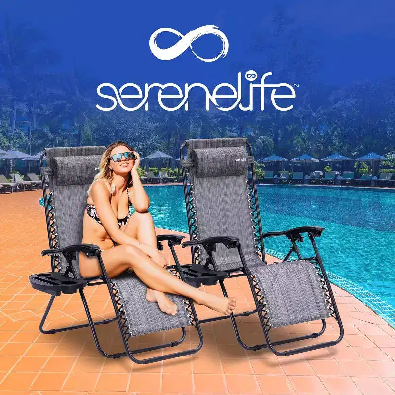 Chaises longues d'extérieur SereneLife avec table d'appoint porte-gobelet en plastique et oreillers rembourrés (gris) - Lot de 2