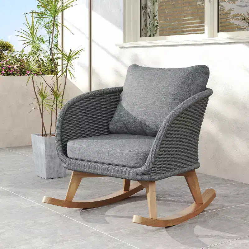 Fauteuil à bascule contemporain MAYEERTY en osier beige, coussin en polyester, cadre en bois pour terrasse, balcon ou salon