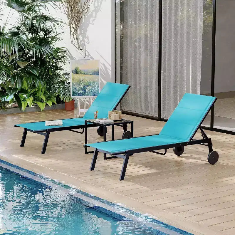 Lot de 3 chaises longues d'extérieur GustoWave, dossier réglable sur 5 positions, avec roulettes et table d'appoint pour patio, bord de piscine et plage