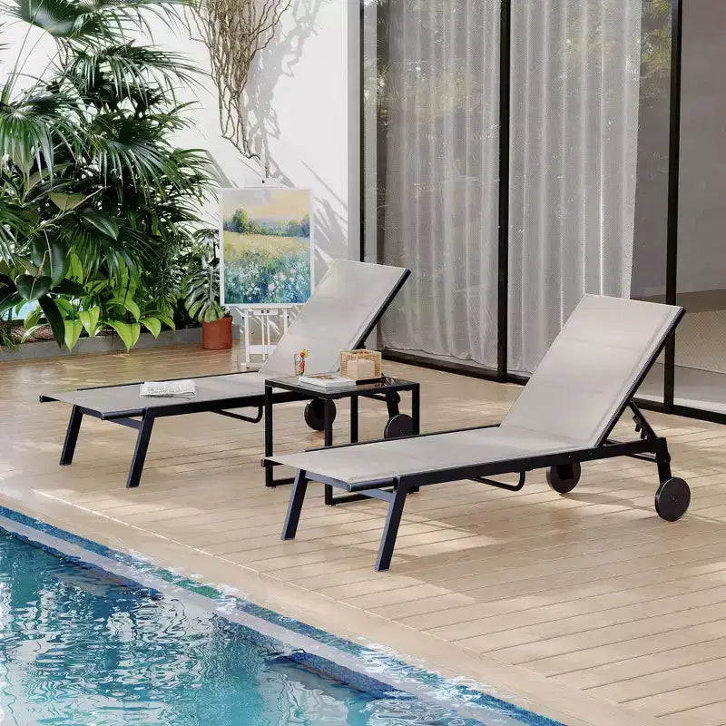 Lot de 3 chaises longues d'extérieur GustoWave, dossier réglable sur 5 positions, avec roulettes et table d'appoint pour patio, bord de piscine et plage