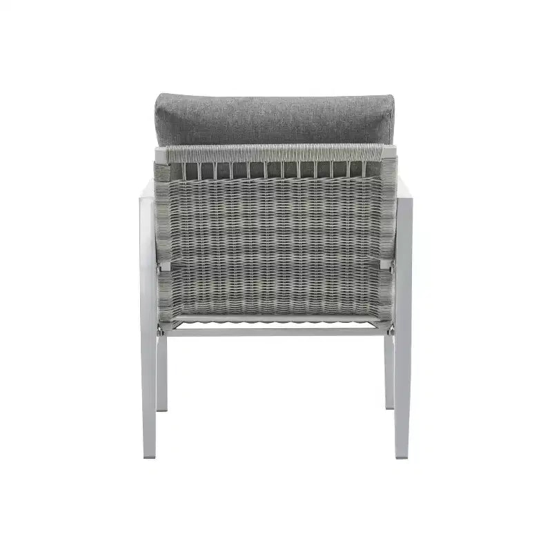 Chaise longue en aluminium argenté avec accents en corde et coussins confortables, pour espaces extérieurs et intérieurs modernes