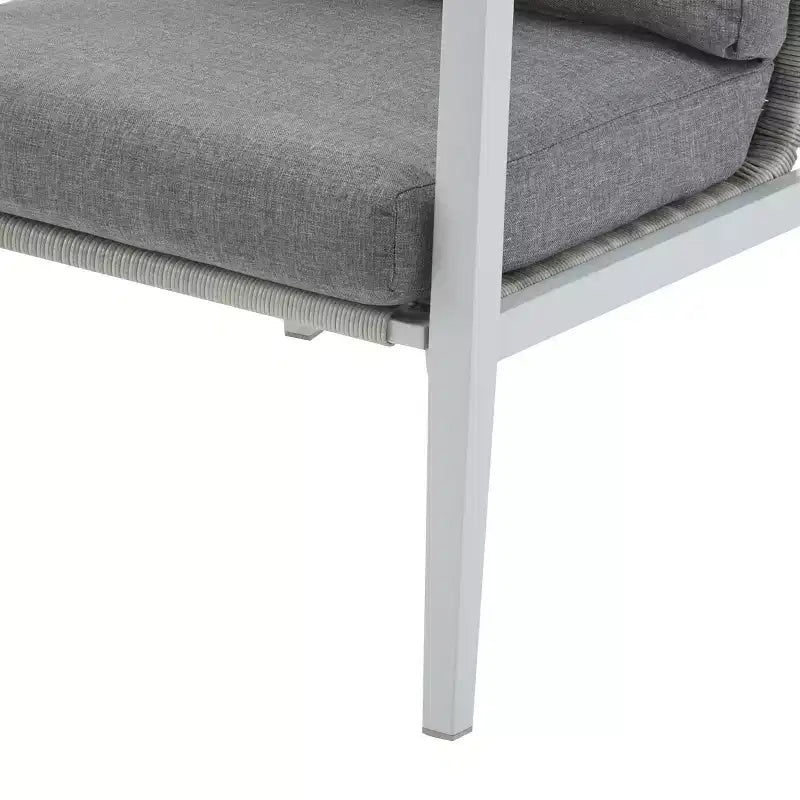 Chaise longue en aluminium argenté avec accents en corde et coussins confortables, pour espaces extérieurs et intérieurs modernes