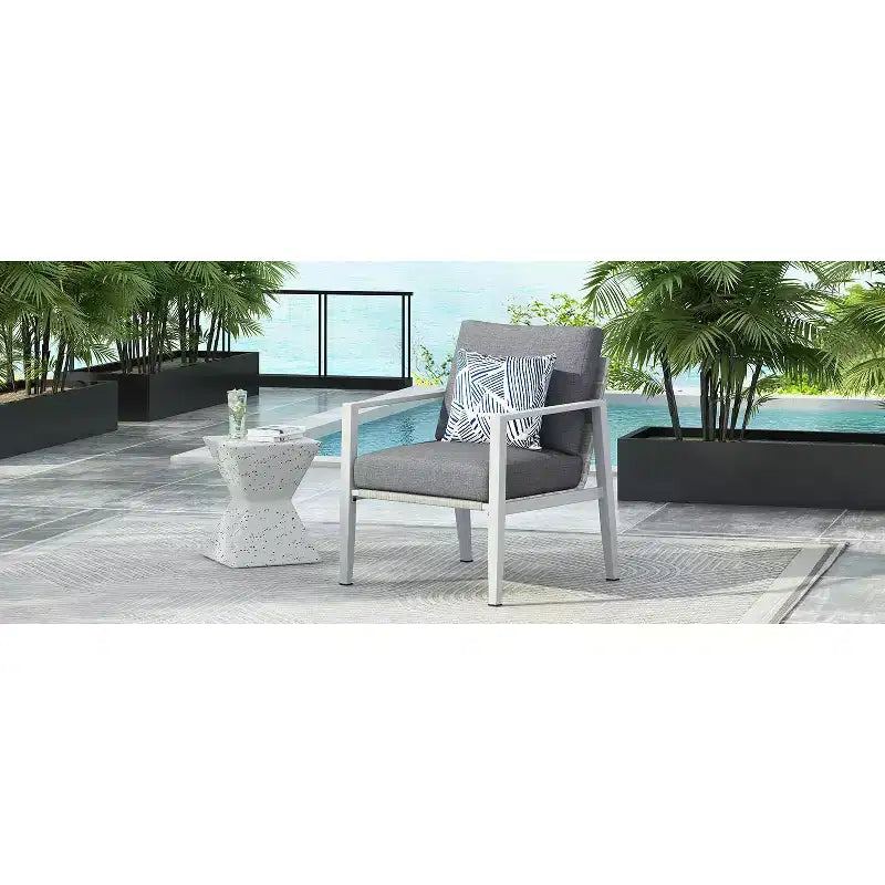 Chaise longue en aluminium argenté avec accents en corde et coussins confortables, pour espaces extérieurs et intérieurs modernes