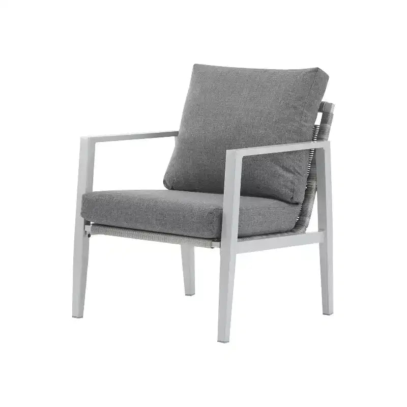 Chaise longue en aluminium argenté avec accents en corde et coussins confortables, pour espaces extérieurs et intérieurs modernes