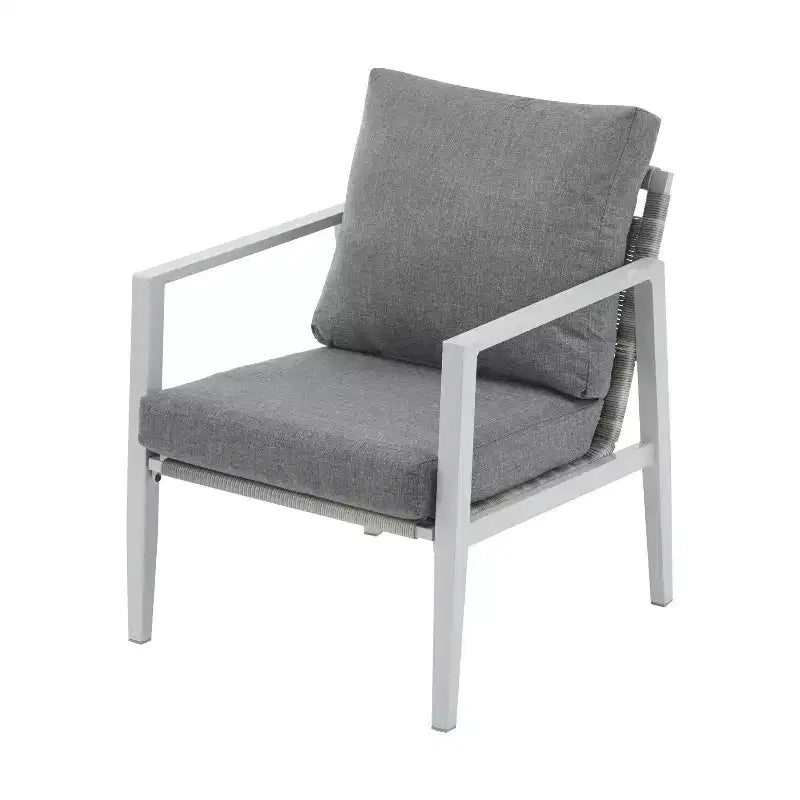 Chaise longue en aluminium argenté avec accents en corde et coussins confortables, pour espaces extérieurs et intérieurs modernes