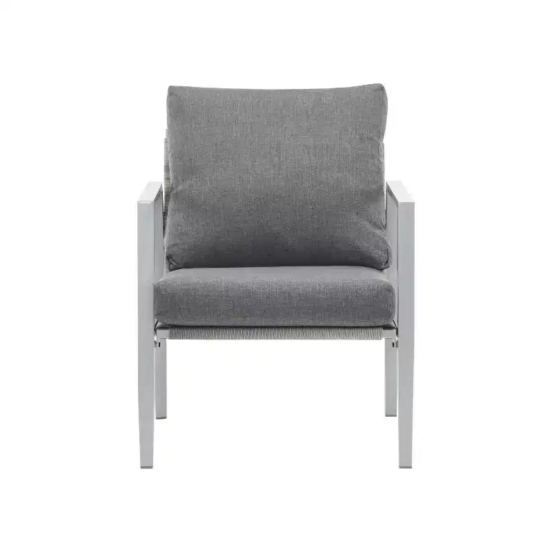 Chaise longue en aluminium argenté avec accents en corde et coussins confortables, pour espaces extérieurs et intérieurs modernes