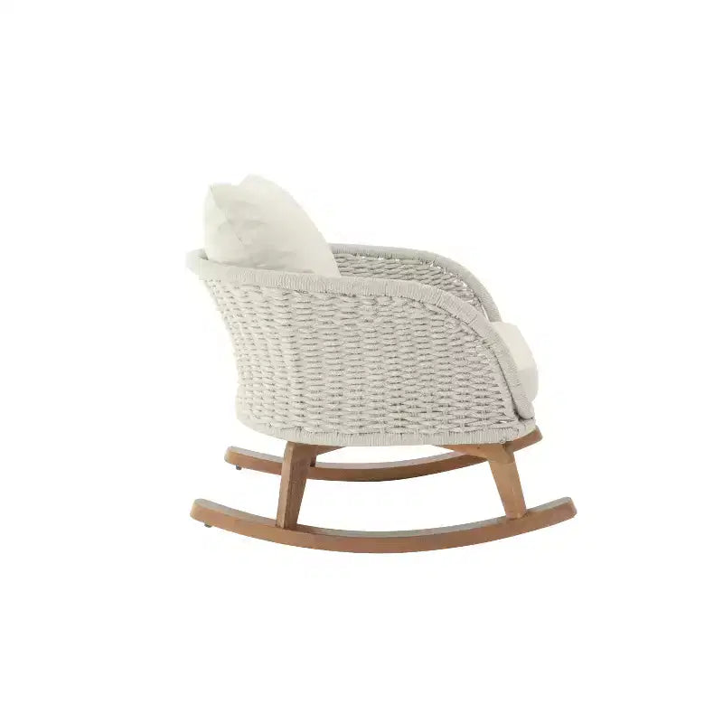 Fauteuil à bascule contemporain minimaliste en osier beige avec coussins moelleux, pour patio ou balcon