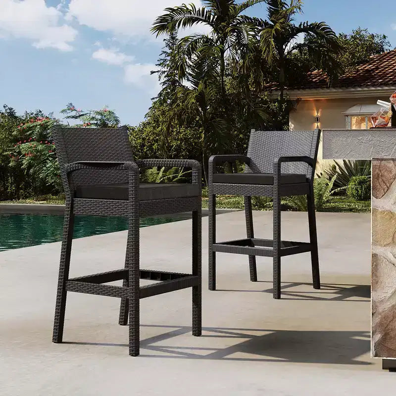 Ensemble de 2 tabourets de bar extérieurs en osier noir avec accoudoirs et coussins, chaises hautes de patio résistantes aux intempéries pour balcon, jardin, bord de piscine