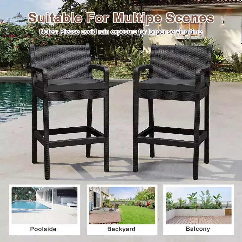 Ensemble de 2 tabourets de bar extérieurs en osier noir avec accoudoirs et coussins, chaises hautes de patio résistantes aux intempéries pour balcon, jardin, bord de piscine