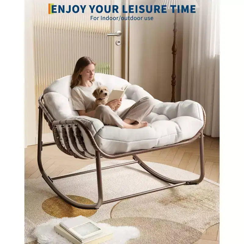 Fauteuil à bascule Papasan surdimensionné en rotin avec coussin blanc épais, fauteuil à bascule œuf pour adulte et siège de salon pour lecture en extérieur sur le patio et dans le salon