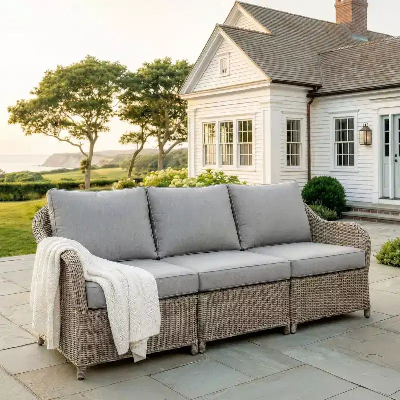 Fauteuil central de canapé modulaire Martha Stewart Lily Pond, en rotin tressé gris patiné, avec coussins gris résistants aux intempéries, pour intérieur et extérieur