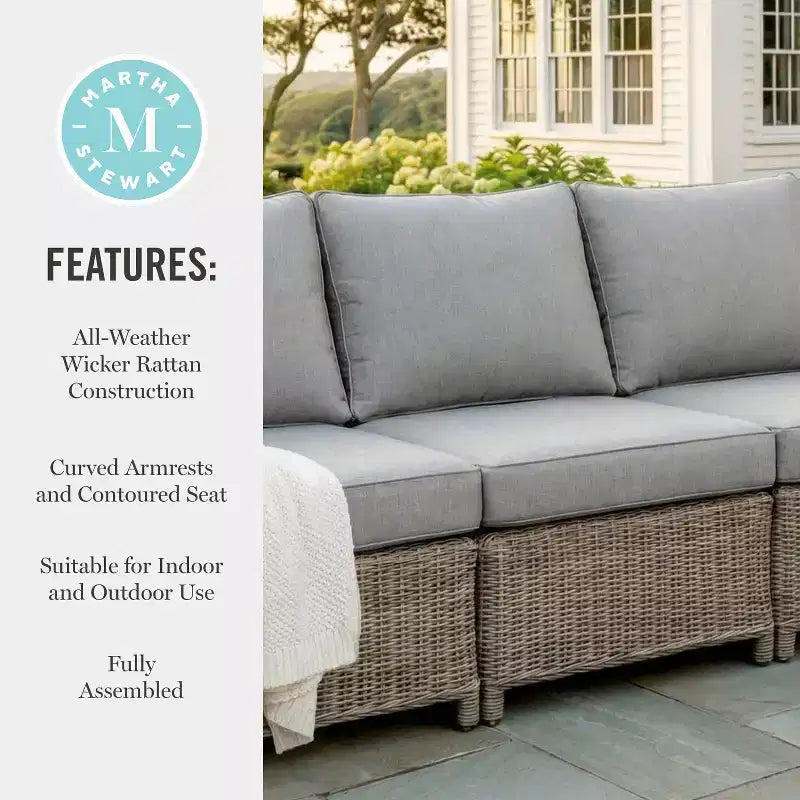 Fauteuil central de canapé modulaire Martha Stewart Lily Pond, en rotin tressé gris patiné, avec coussins gris résistants aux intempéries, pour intérieur et extérieur