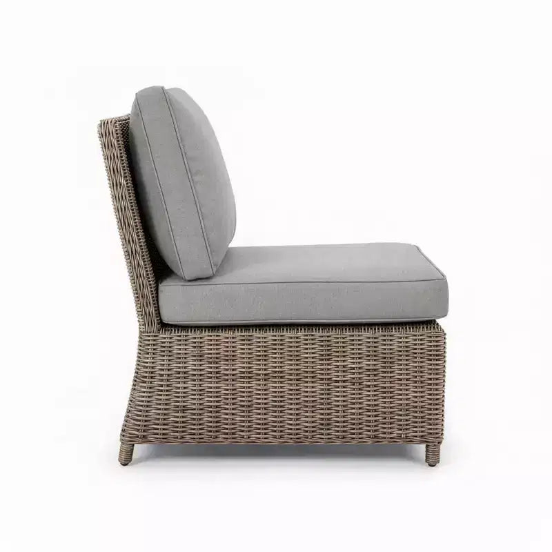 Fauteuil central de canapé modulaire Martha Stewart Lily Pond, en rotin tressé gris patiné, avec coussins gris résistants aux intempéries, pour intérieur et extérieur