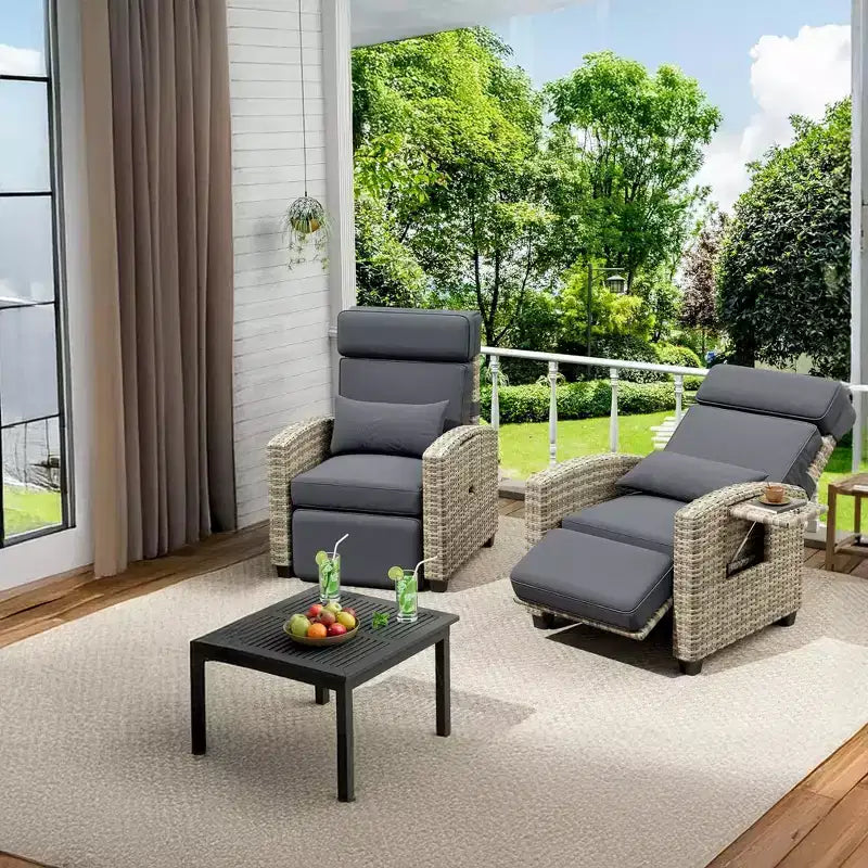 Chaise longue d'extérieur avec dossier et repose-pieds réglables à 145° - Chaise longue en rotin PE résistant aux intempéries avec coussin et table d'appoint pour piscine, terrasse et balcon
