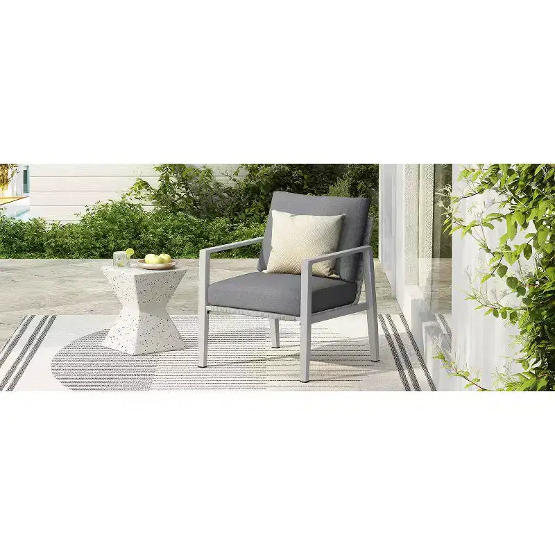 Chaise longue en aluminium argenté avec accents en corde, coussins confortables, structure thermolaquée pour l'extérieur ou l'intérieur