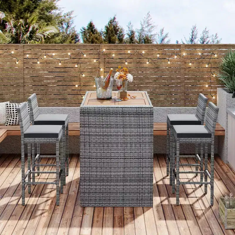 Ensemble de salle à manger/bar d'extérieur 5 pièces avec table en bois d'acacia et tabourets de bar en osier, mobilier résistant aux intempéries pour jardin-Panipeachy