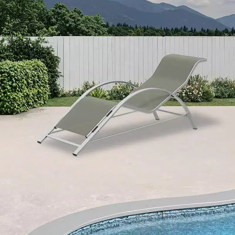 Ensemble de chaises longues de patio en aluminium 3 pièces résistant à la rouille, 2 chaises longues inclinables d'extérieur et 1 table d'appoint, empilable et peu encombrant pour la piscine, le jardin