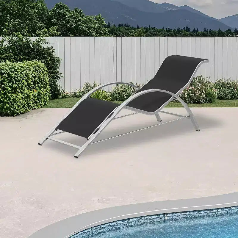 Ensemble de chaises longues de patio en aluminium 3 pièces résistant à la rouille, 2 chaises longues inclinables d'extérieur et 1 table d'appoint, empilable et peu encombrant pour la piscine, le jardin