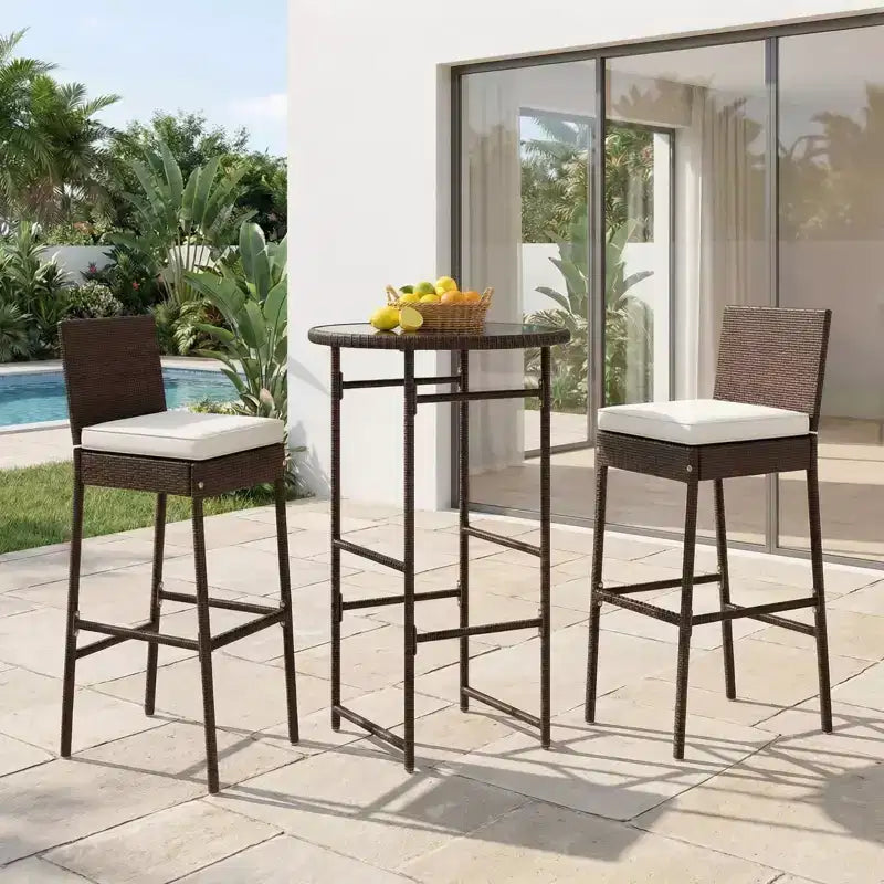 Ensemble de 3 tabourets et de bar Gymax, de jardin, avec 2 sièges coussinés, chaises de terrasse en métal et table de bar avec plateau en verre
