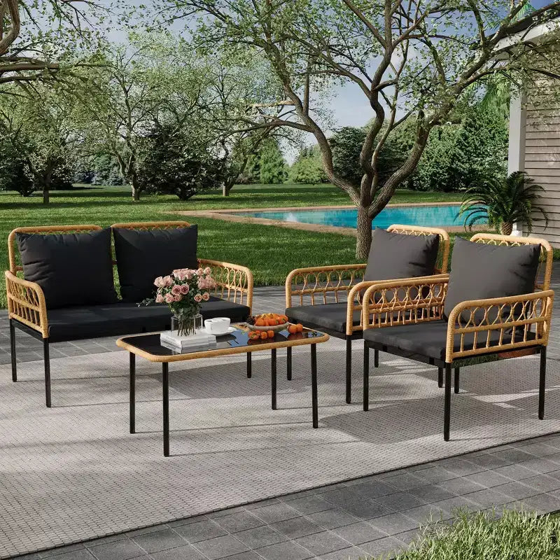 Ensemble de mobilier de jardin 4 pièces style bohème - Causeuse en rotin résistant aux intempéries, cadre en métal robuste, table en verre et coussins épais
