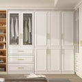Penderie modulaire de luxe blanche Famapy avec ferrures dorées : portes à panneaux + conception à portes mixtes – Dressing élégant sur mesure pour chambres à coucher