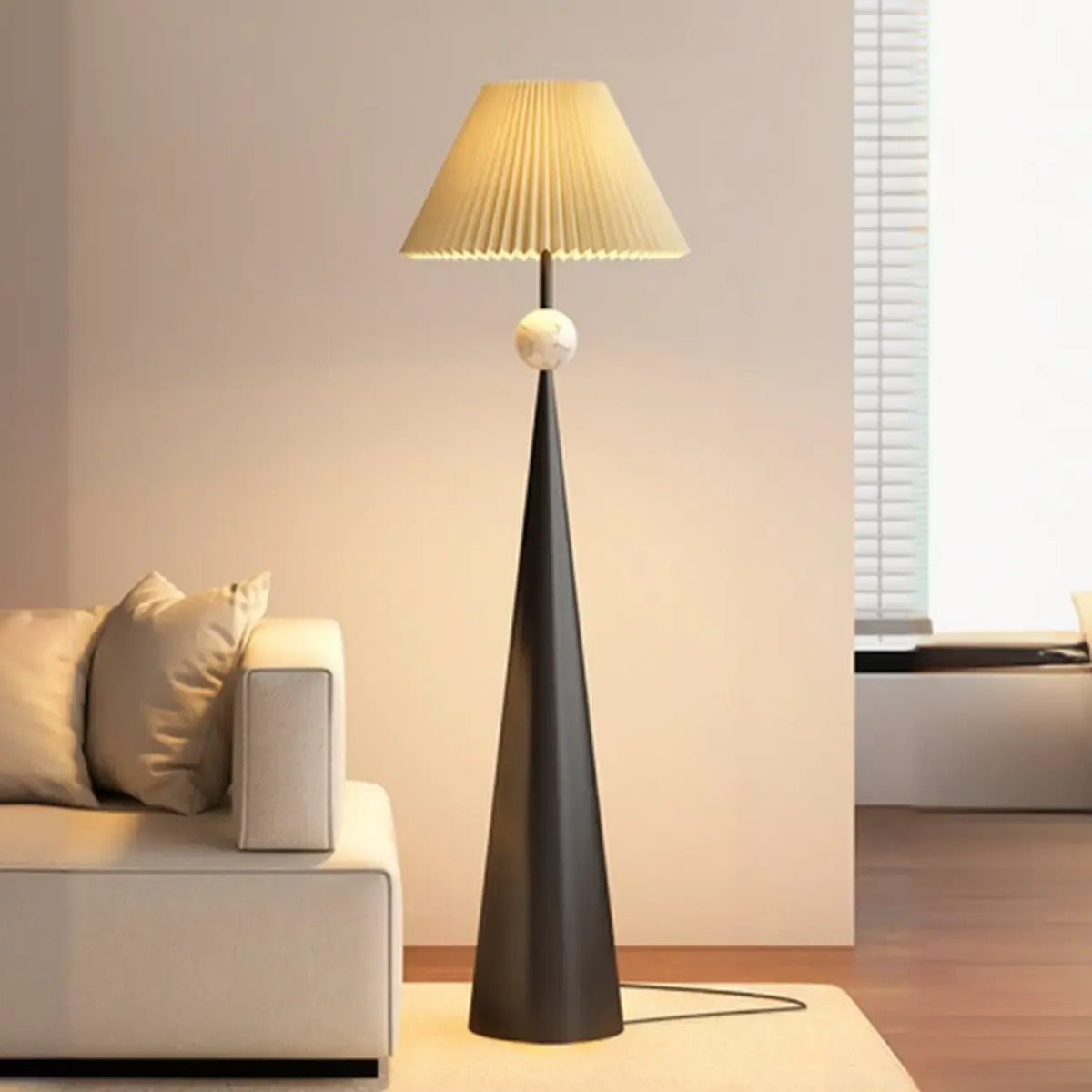 Lampadaire conique contemporain en métal avec abat-jour en tissu