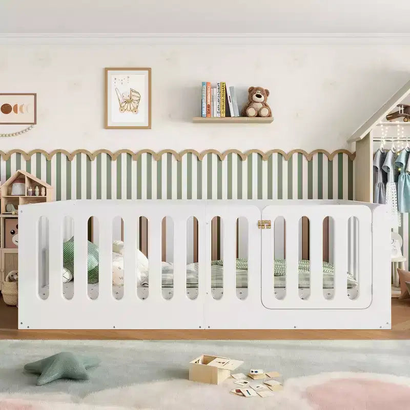 Lit Montessori au sol blanc simple avec barrière et porte – Bois massif, 1 enfant