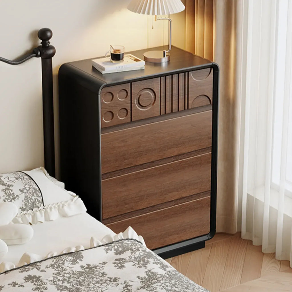 Commode en bois d'inspiration Art déco avec sculptures géométriques