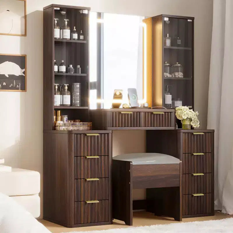 Ensemble de vanité moderne JVNOXK de 43,5 pouces avec miroir et lumière, doté de tiroirs et d'une armoire en verre transparent, inclut un tabouret et une station de recharge, marron