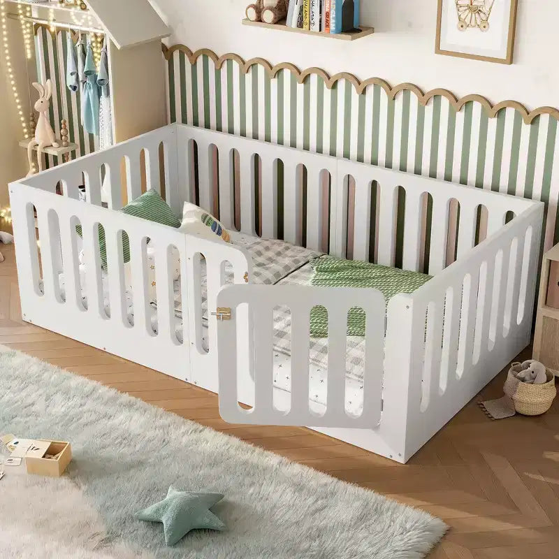 Lit Montessori au sol blanc simple avec barrière et porte – Bois massif, 1 enfant