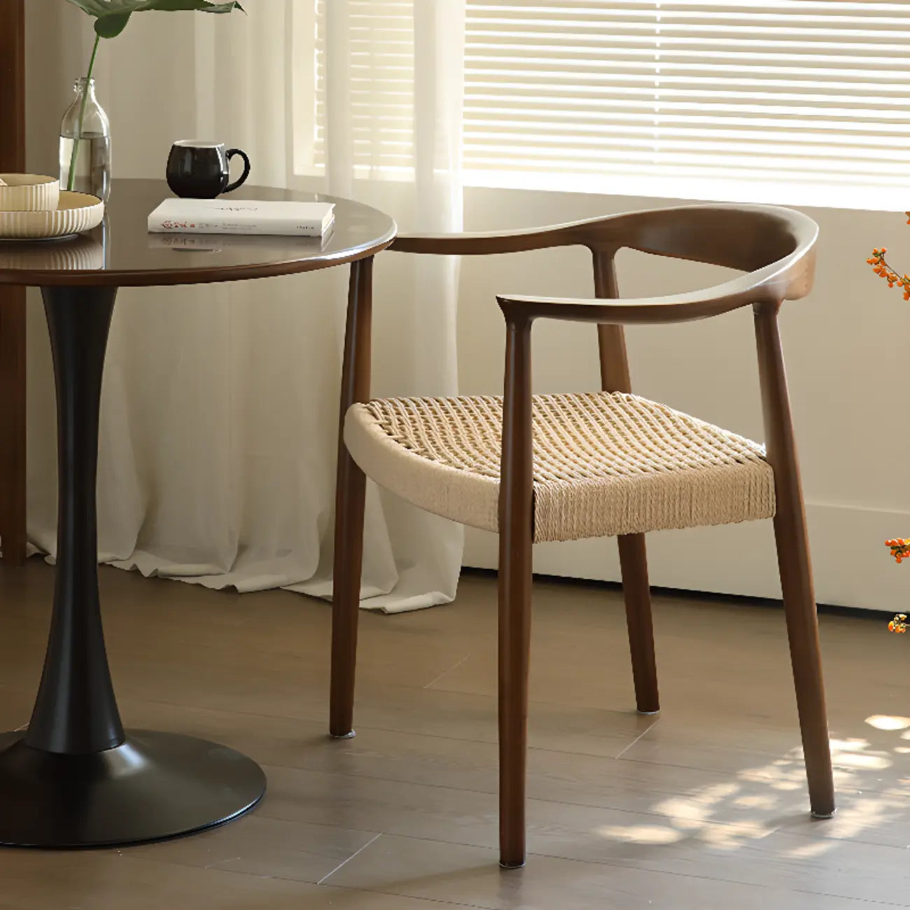 Chaise de salle à manger scandinave incurvée en bois tressé avec accoudoirs