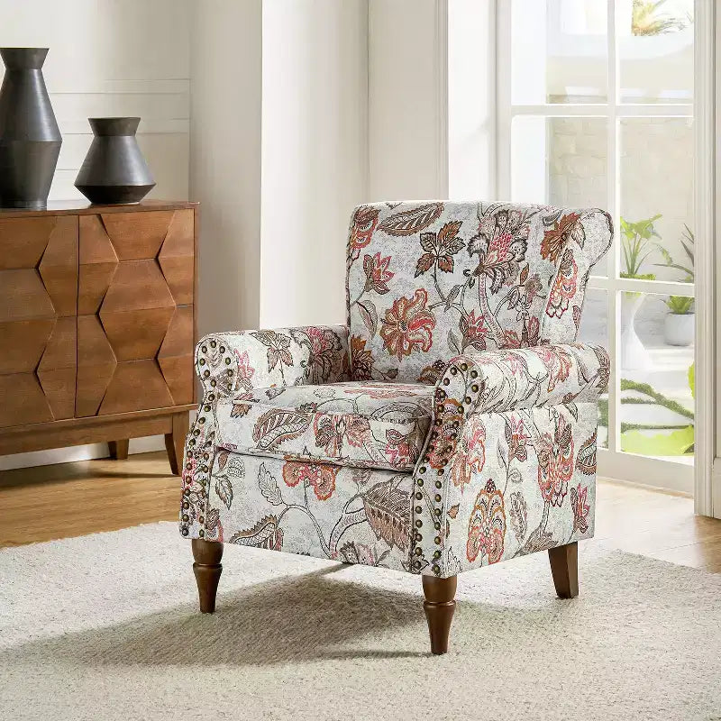 Fauteuil en bois traditionnel Araceli, rembourré à motifs floraux, avec dossier à oreilles et garniture cloutée | ART OF LIVING DESIGNS