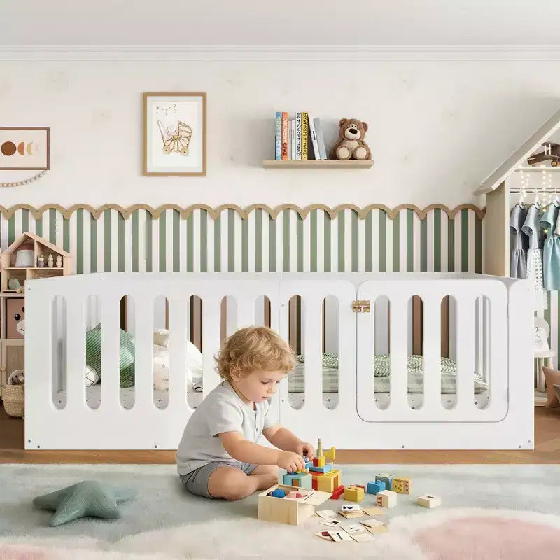Lit Montessori au sol blanc simple avec barrière et porte – Bois massif, 1 enfant