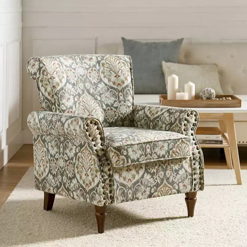 Fauteuil en bois traditionnel Araceli, rembourré à motifs floraux, avec dossier à oreilles et garniture cloutée | ART OF LIVING DESIGNS