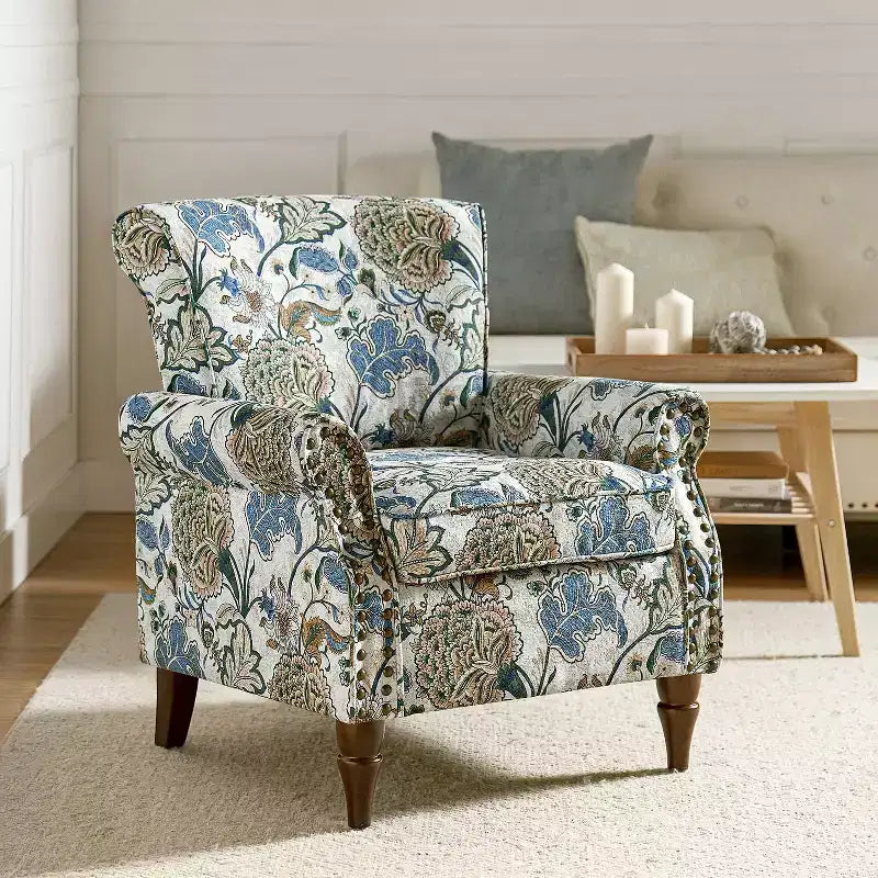 Fauteuil en bois traditionnel Araceli, rembourré à motifs floraux, avec dossier à oreilles et garniture cloutée | ART OF LIVING DESIGNS