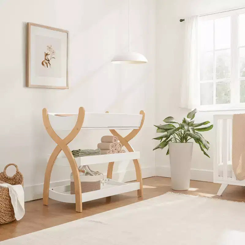 Table à langer Comfy Cubs - Construction robuste en bois, design intemporel avec deux étagères ouvertes pour les indispensables de bébé
