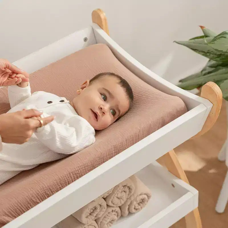 Table à langer Comfy Cubs - Construction robuste en bois, design intemporel avec deux étagères ouvertes pour les indispensables de bébé