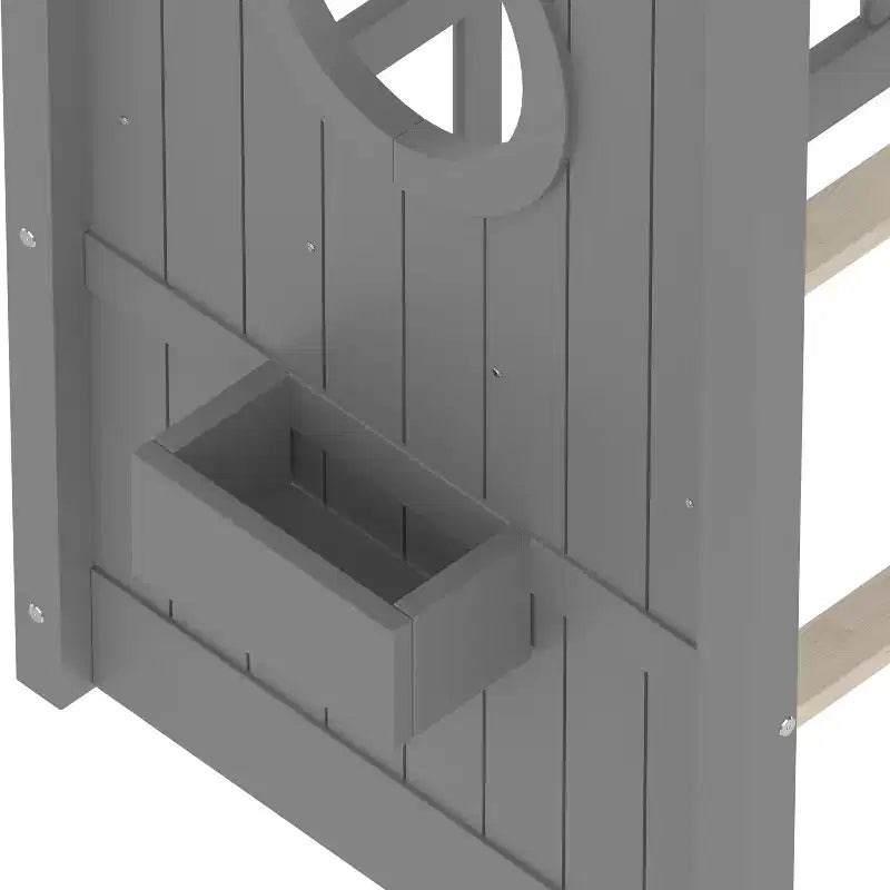 Lit cabane au sol avec étagères de rangement intégrées et toit en lattes