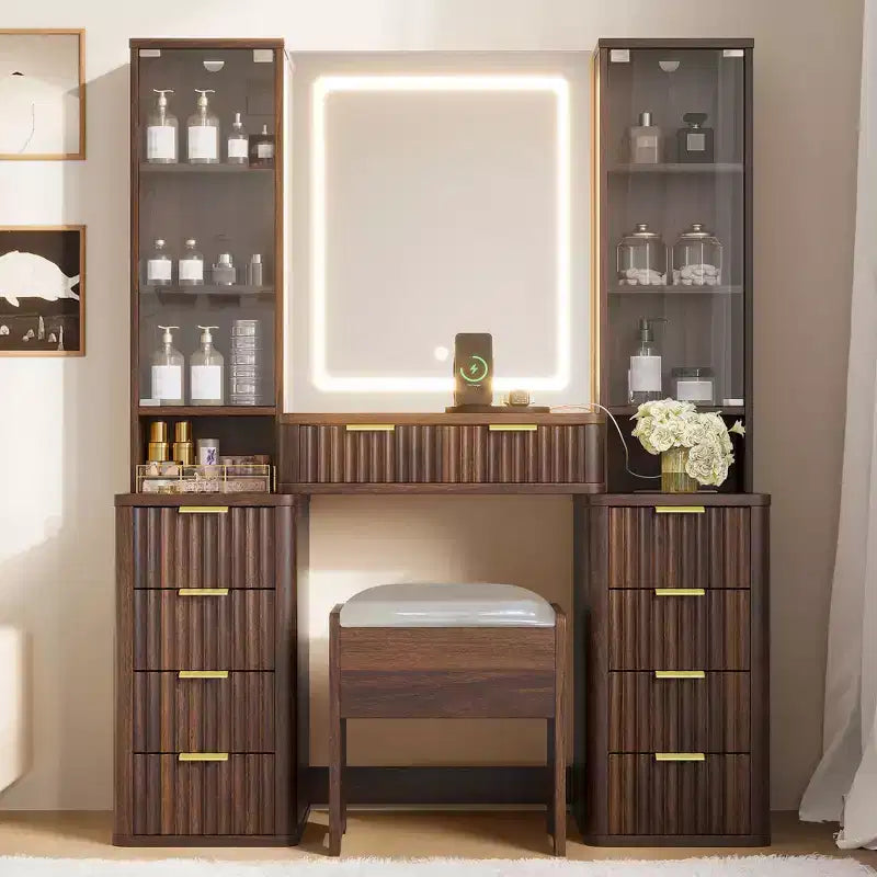 Ensemble de vanité moderne JVNOXK de 43,5 pouces avec miroir et lumière, doté de tiroirs et d'une armoire en verre transparent, inclut un tabouret et une station de recharge, marron