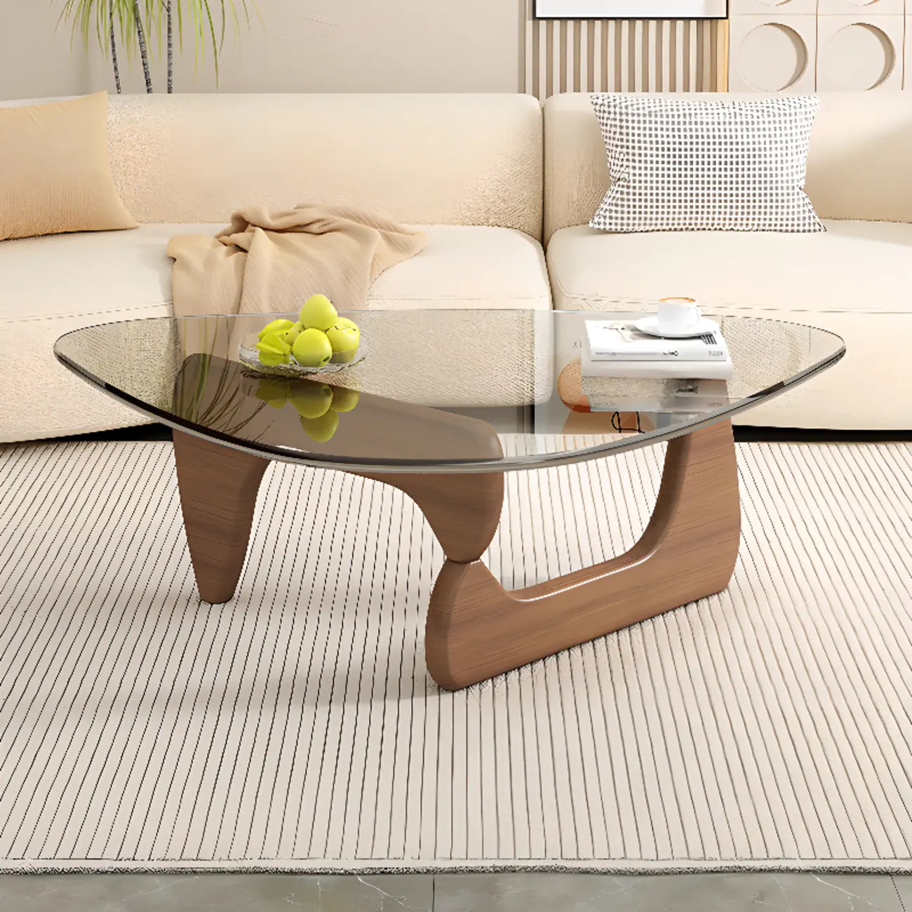 Table basse triangulaire en bois avec plateau en verre