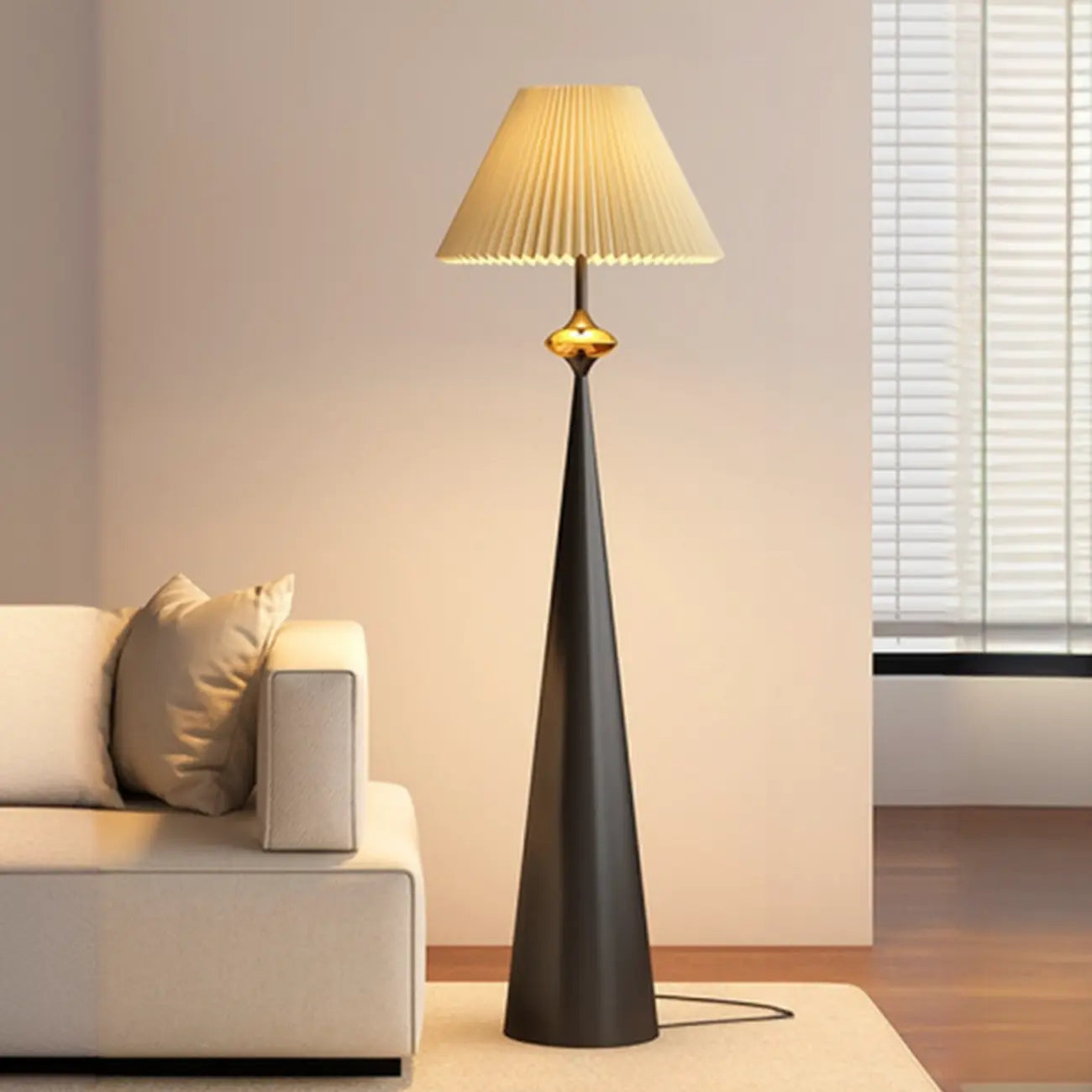 Lampadaire conique contemporain en métal avec abat-jour en tissu
