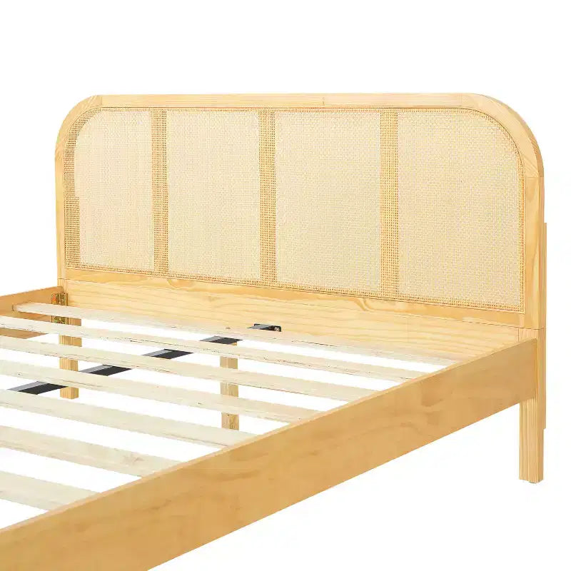 Cadre de lit plateforme en bois au design moderne et bohème, avec tête de lit en rotin, par Christopher Knight Home Callahan