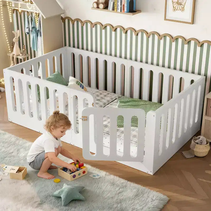 Lit Montessori au sol blanc simple avec barrière et porte – Bois massif, 1 enfant
