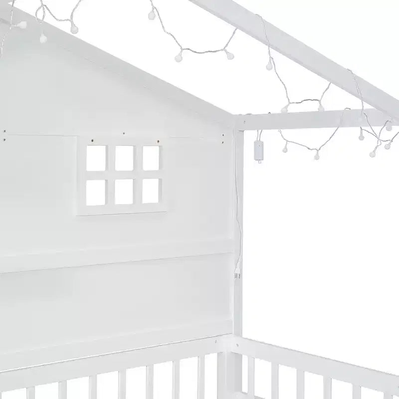 Lit cabane double avec étagères de rangement et barrières, cadre de lit Montessori en bois pour enfants avec fenêtre et bande lumineuse scintillante