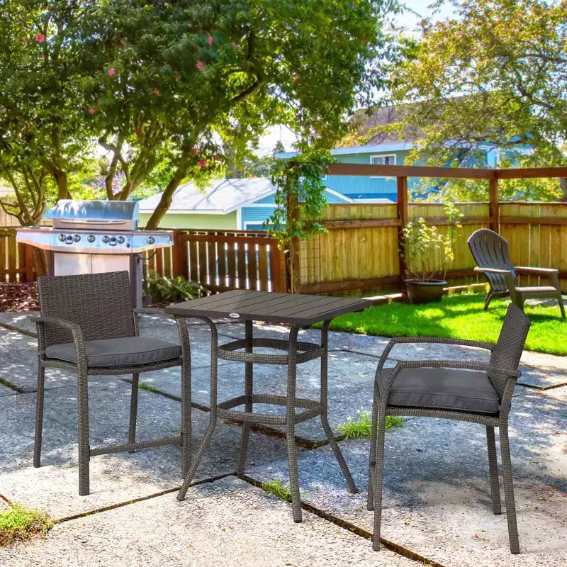Outsunny Ensemble de bar 3 pièces en rotin avec table à plateau en grain de bois et 2 tabourets de bar pour l'extérieur, le patio, la piscine, le jardin