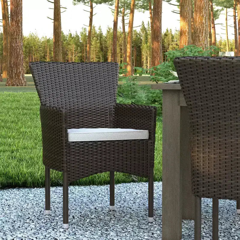 Emma et Oliver, ensemble de 4 chaises de patio modernes en osier avec coussins amovibles pour l'intérieur et l'extérieur