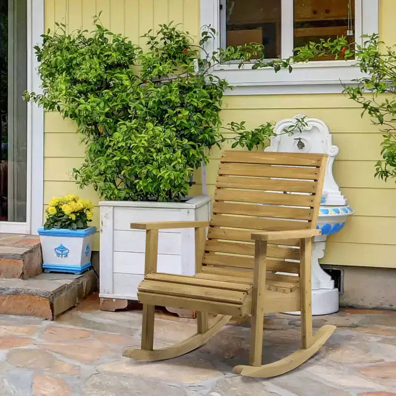 Chaise à bascule d'extérieur en bois Outsunny, bascule en bois à lattes traditionnelle avec accoudoirs pour l'intérieur et l'extérieur, marron clair