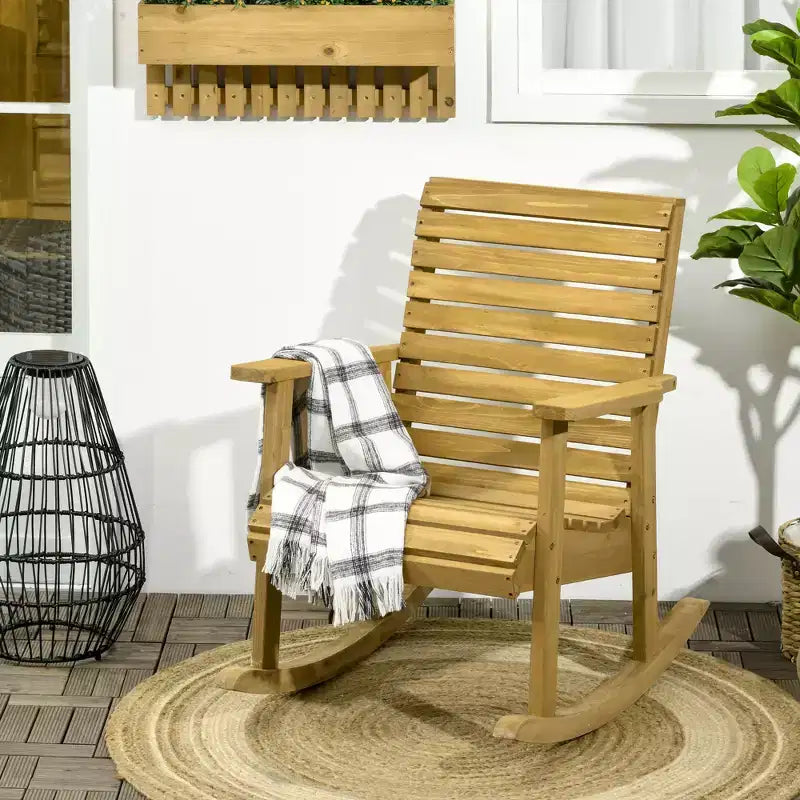 Chaise à bascule d'extérieur en bois Outsunny, bascule en bois à lattes traditionnelle avec accoudoirs pour l'intérieur et l'extérieur, marron clair